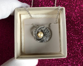 Pretty Never Worn Vintage AVON Eternal Twist Necklace ~  In The Original Box Dated 1989 ~ Perfect Condition ~ FREE Shipping!