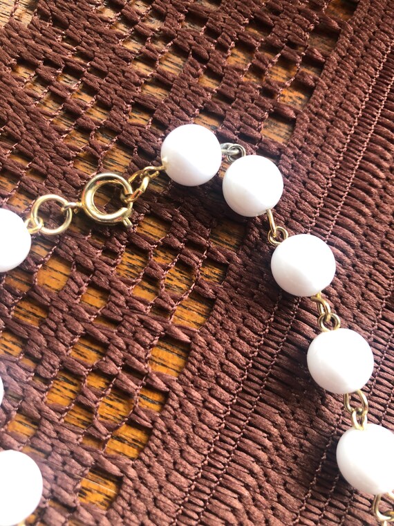 Vintage Mid Century White Beaded Necklace ~ Gold … - image 4