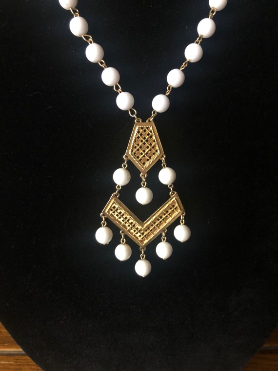 Vintage Mid Century White Beaded Necklace ~ Gold … - image 5