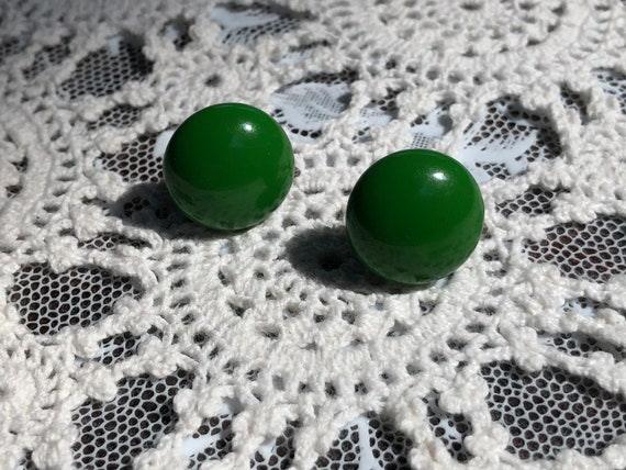 Vintage Pair Of Round Kelly Green Color Lucite Sc… - image 1