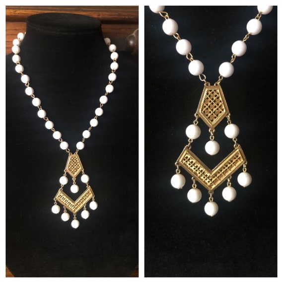Vintage Mid Century White Beaded Necklace ~ Gold … - image 1