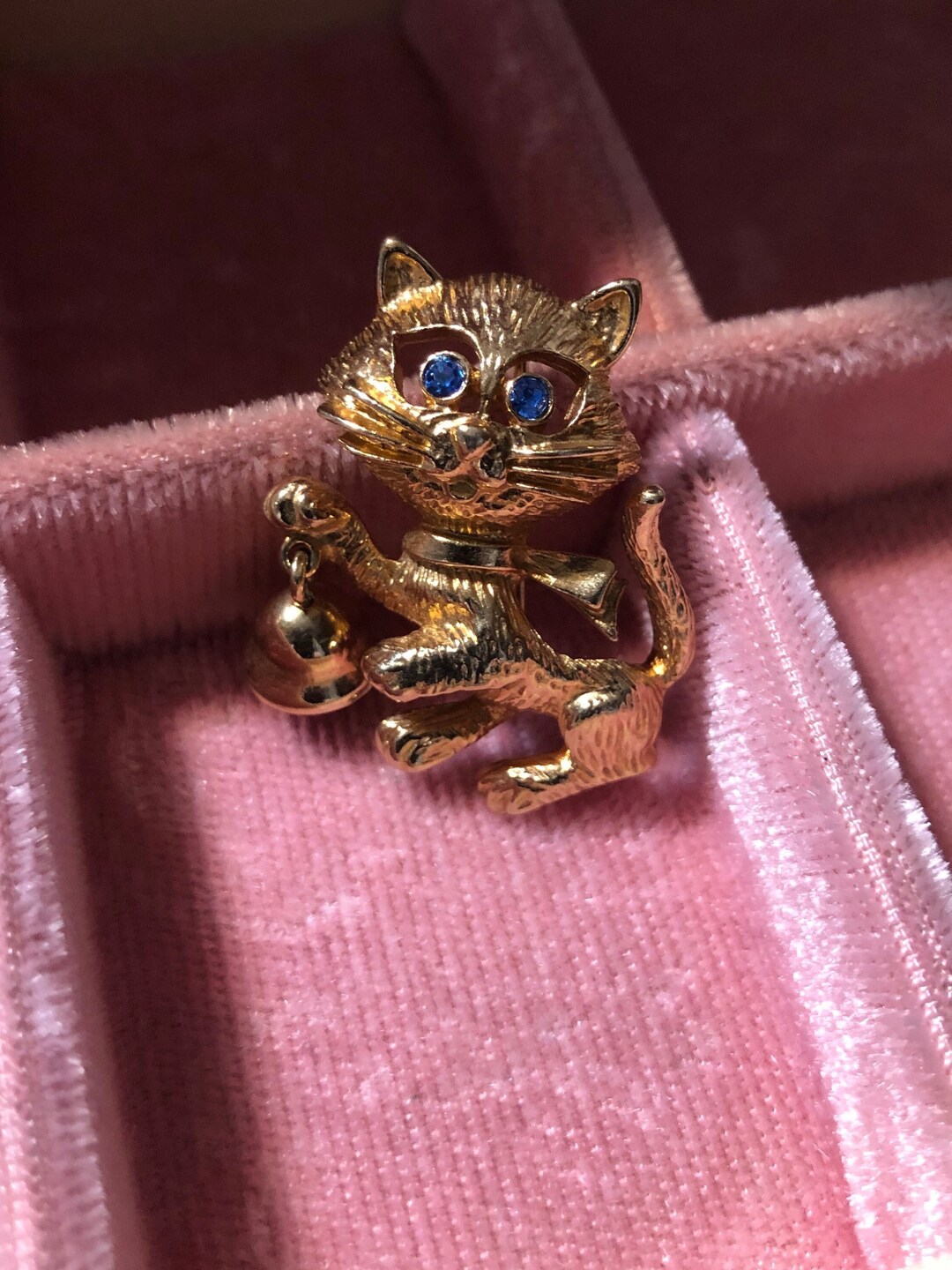Adorable Vintage Avon Gold Tone Kitty Cat Brooch Featuring A Cat With ...