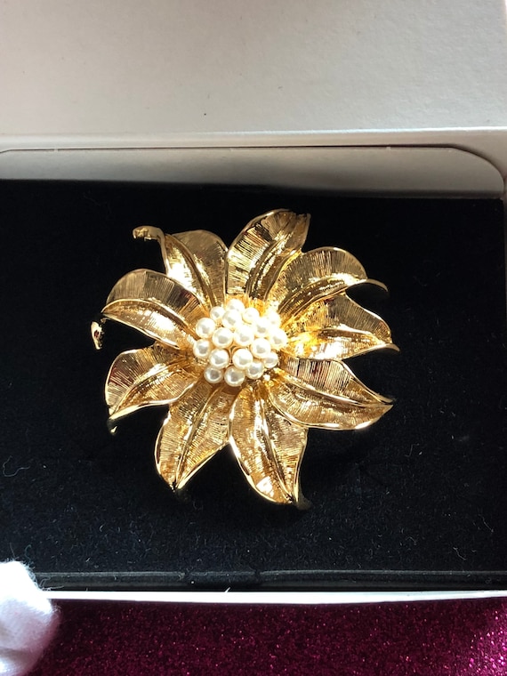 Vintage Never Worn Avon Floral Pearlesque Pin/Bro… - image 2