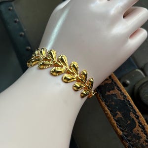 Vintage New Avon Gold Gilded Links Bracelet In A Size Small~ Designer Signed NIB Never Worn Vintage Goldtone Bracelet ~  FREE Shipping!