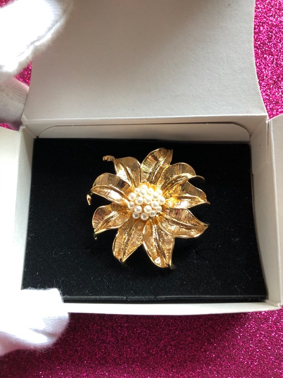 Vintage Never Worn Avon Floral Pearlesque Pin/Bro… - image 1