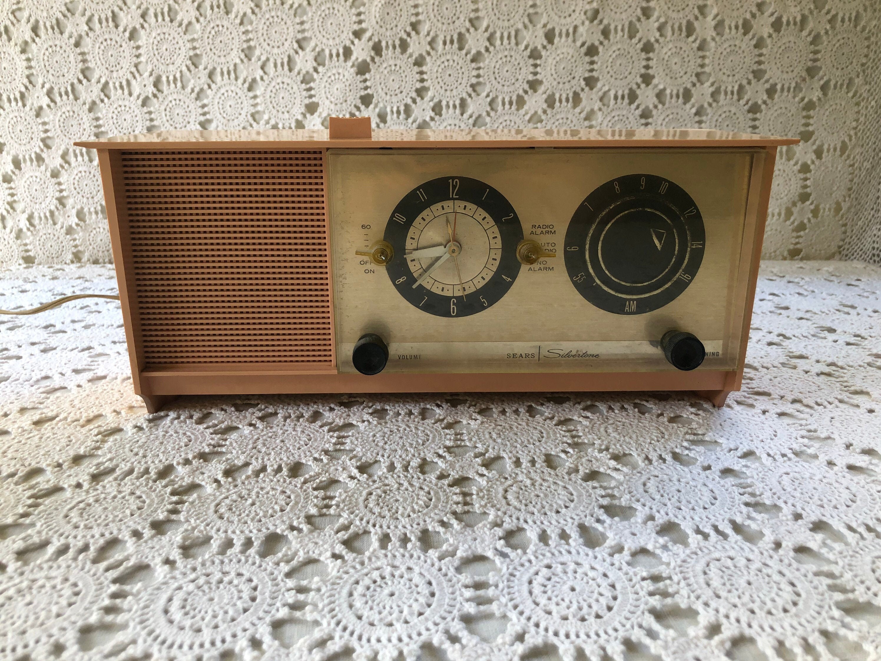 Vintage Peachy Pink Mid Century Sears Silvertone AM Tube Radio Alarm Clock ~ Excellent Working Condition ~ FREE Shipping!!