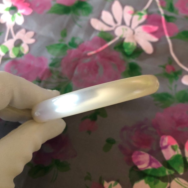 Vintage Pearly Lucite Bangle Bracelet ~ Pretty Faux Mother Of Pearl Bangle In Excellent Condition ~ Pearly White Bracelet ~ FREE Shipping!!