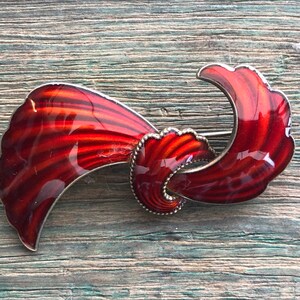 Vintage Sterling Silver Norwegian Red Enamel Modernist Flourish Brooch image 2