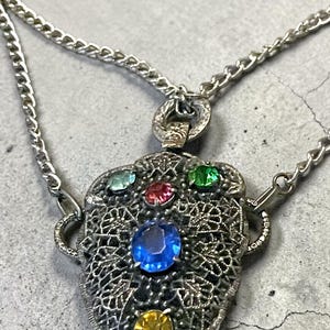 Tjeckiskt silverfiligranhalsband med flerfärgad blyinfattad kristall, safir, smaragd, akvamarin, rubin och citrin