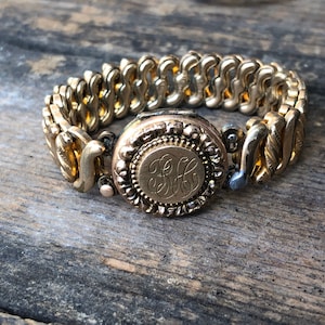 Bracelet jonc victorien gravé avec médaillon en or roulé