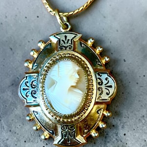 Naszyjnik z krzyżem z rzeźbionej muszli w stylu edwardiańskim, wykonany z mieszanego metalu, 14K, GF