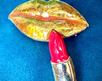 Niesamowita broszka w stylu pop-art z motywem złotych ust i czerwonej szminki w stylu vintage