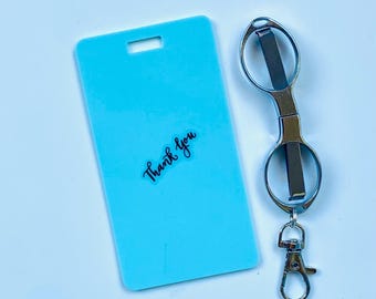Insignia reutilizable vertical con mini tijeras
