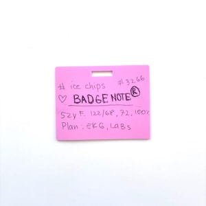 Puede incluir: Una insignia rectangular rosa con una ranura en la parte superior, con texto escrito a mano en tinta negra que dice # ice chips #3266, un s&iacute;mbolo de coraz&oacute;n, BADGE NOTE con un s&iacute;mbolo de marca registrada, 52y F. 122/68, 72, 100% y Plan: EKG, LaBs.