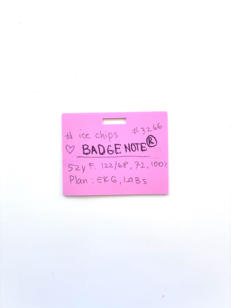 Puede incluir: Una insignia rectangular rosa con una ranura en la parte superior, con texto escrito a mano en tinta negra que dice # ice chips #3266, un s&iacute;mbolo de coraz&oacute;n, BADGE NOTE con un s&iacute;mbolo de marca registrada, 52y F. 122/68, 72, 100% y Plan: EKG, LaBs.