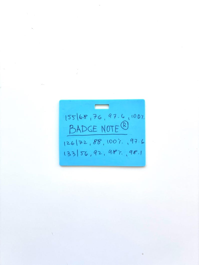 Puede incluir: Una insignia rectangular de pl&aacute;stico azul claro con una ranura en la parte superior central. La insignia presenta un texto manuscrito en azul oscuro que dice: 155/68, 76, 97.6, 100%, BADGE NOTE, 126/72, 88, 100%, 97.6, 133/56, 92, 98%, 98.1, con un s&iacute;mbolo de marca registrada.