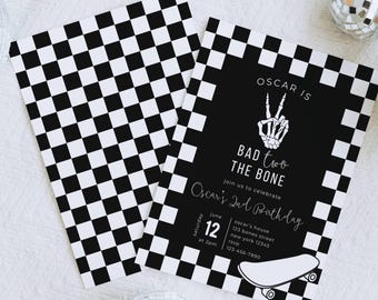 Puede incluir: Invitación de cumpleaños a cuadros blancos y negros con el texto "OSCAR IS BAD TWO THE BONE" y "Oscar's 2nd Birthday". Incluye un gráfico de monopatín y detalles del evento.