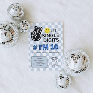 Peut inclure: Une invitation d'anniversaire avec le texte "OUT SINGLE DIGITS # I'M 10" en bleu et noir. L'invitation a un fond à carreaux bleu et blanc et est entourée de plusieurs boules disco argentées.