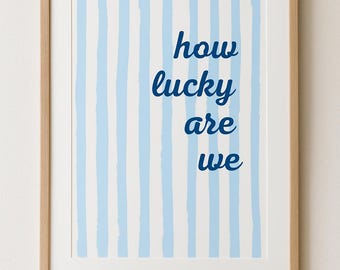 Arte de pared imprimible "Qué suerte tenemos" / Impresión tipográfica minimalista / Descarga digital con cita positiva / Decoración moderna para el hogar