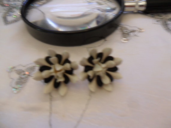 Authentic Vintage Black And White Enamel Flower C… - image 5
