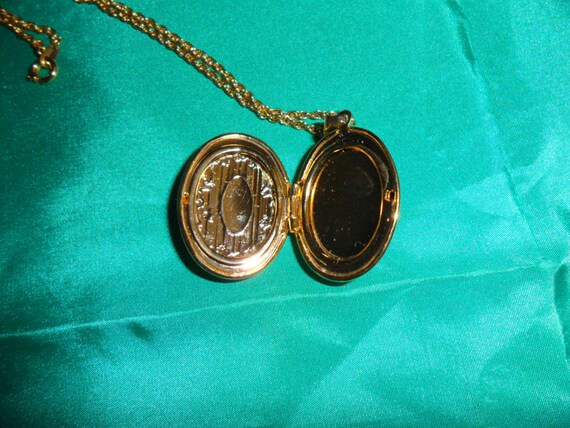 Authentic Vintage Cameo Gold LOCKET With Gold Cha… - image 4