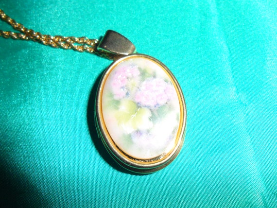 Authentic Vintage Cameo Gold LOCKET With Gold Cha… - image 1