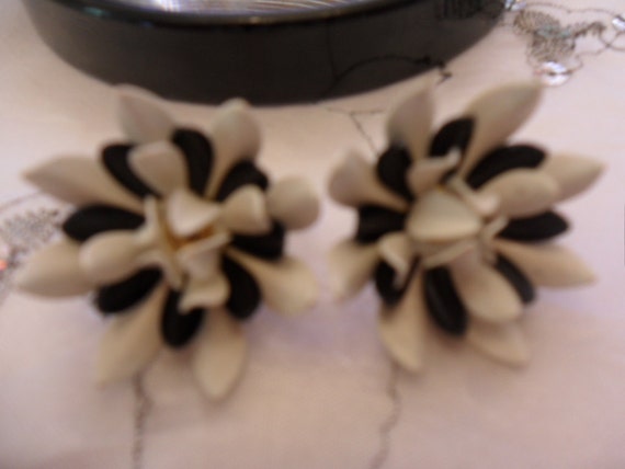 Authentic Vintage Black And White Enamel Flower C… - image 4