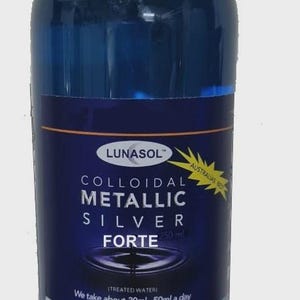 Op de afbeelding: Een blauwe fles Lunasol Colloïdaal Metallic Silver Forte, 250 ml. Het etiket bevat de tekst "Australias Best" en instructies om 30 ml-50 ml per dag in te nemen. De fles heeft een witte dop.