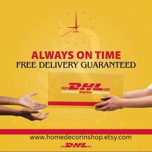 Op de afbeelding: Gele achtergrond met de tekst "ALTIJD OP TIJD GRATIS LEVERING GEGARANDEERD". Een DHL Express-pakket wordt tussen twee personen overhandigd. De Etsy shop URL wordt onderaan weergegeven.