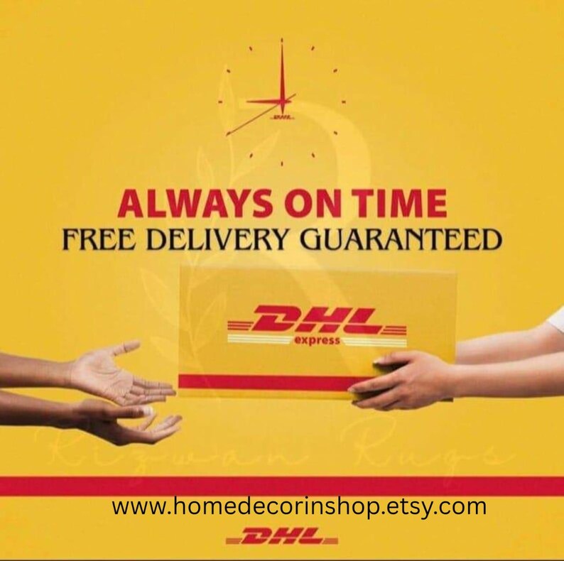 Op de afbeelding: Gele achtergrond met de tekst "ALTIJD OP TIJD GRATIS LEVERING GEGARANDEERD". Een DHL Express-pakket wordt tussen twee personen overhandigd. De Etsy shop URL wordt onderaan weergegeven.