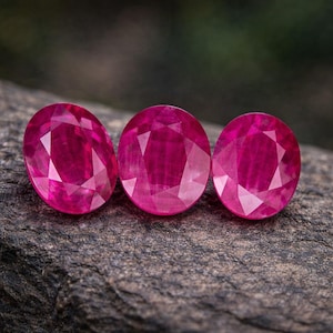 Pigeon rubis ovale birmane rouge sang 8,10 carats 14,1 × 11,1 mm Pierre précieuse extraite de terre rouge chauffée pour bijoux
