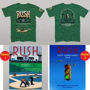 Könnte beinhalten: Ein grünes Kurzarm-T-Shirt mit einem Rush-Konzert-Grafikdruck, der vorne ein Baseballfeld und hinten ein Stern-Pentagramm zeigt, zusammen mit zwei Postern, von denen eines ein Baseballspiel und das andere eine Ampel darstellt.
