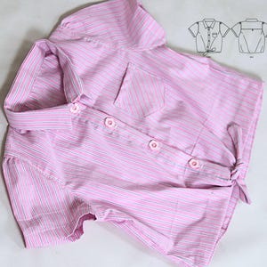Peut inclure: Chemise à manches courtes rayée rose et blanche avec une fermeture boutonnée, une poche poitrine et un détail noué à la taille. La chemise a un col classique et est faite d'un tissu léger. Une illustration de motif est en arrière-plan.