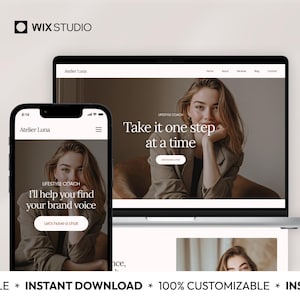 Op de afbeelding: Een laptop en een smartphone tonen de website van Atelier Luna, een lifestylecoach. De schermen tonen een persoon in een blazer, de tekst Take it one step at a time en I'll help you find your brand voice, met knoppen met Let's have a chat.
