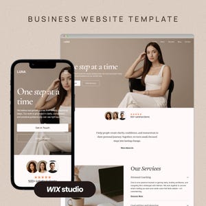 Op de afbeelding: Een business website template weergegeven op een smartphone en een laptop. De website toont een vrouw in een witte outfit, met de tekst "One step at a time". De website is voor een persoonlijke coaching service.