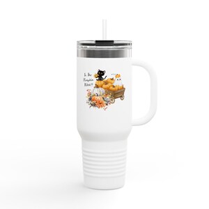 Könnte beinhalten: Weißer Reisebecher mit Henkel und Strohhalm. Der Becher zeigt eine farbenfrohe Illustration von Kürbissen, einer schwarzen Katze und einem weißen Geist in einem Holzkarren. Der Text "In The Pumpkin Patch!!" befindet sich ebenfalls auf dem Becher.