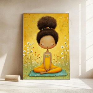 Puede incluir: Ilustración de una persona meditando en un campo de flores. La persona lleva un vestido amarillo y está sentada sobre un cojín turquesa. El fondo es amarillo suave con flores blancas y naranjas. La persona tiene cabello castaño rizado y usa aretes.