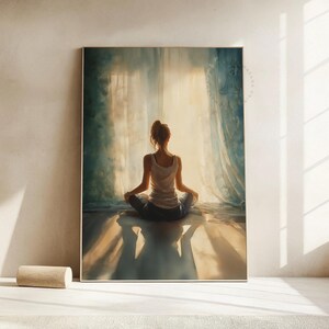 Könnte beinhalten: Gerahmter Kunstdruck, der eine Person in meditativer Pose zeigt, mit gekreuzten Beinen sitzend. Die Figur ist dem Betrachter abgewandt und wird von Sonnenlicht durch ein Fenster beleuchtet. Die Farbpalette ist weich, mit warmen und kühlen Tönen.