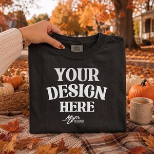 Comfort Colors 1717 Mockup di maglietta autunnale nera, maglietta tinta in capo, accogliente autunno