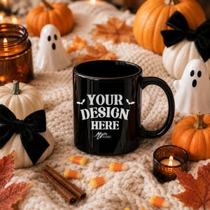 黒の11オンスマグカップのモックアップ、ハロウィン風のフラットレイスタイルのコーヒーカップ
