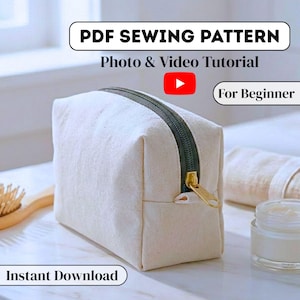 Op de afbeelding: Een crèmekleurige rechthoekige cosmetische tas met een donkergroene rits en een goudkleurige ritstrekker. De tas is voorzien van het label "PDF Sewing Pattern" en "Photo & Video Tutorial" met een label "For Beginner". De woorden "Instant Download" zijn ook zichtbaar.