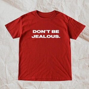 Camiseta «No tengas celos», camiseta con mensaje atrevido, camiseta con actitud segura, camiseta gráfica minimalista, ropa urbana unisex.