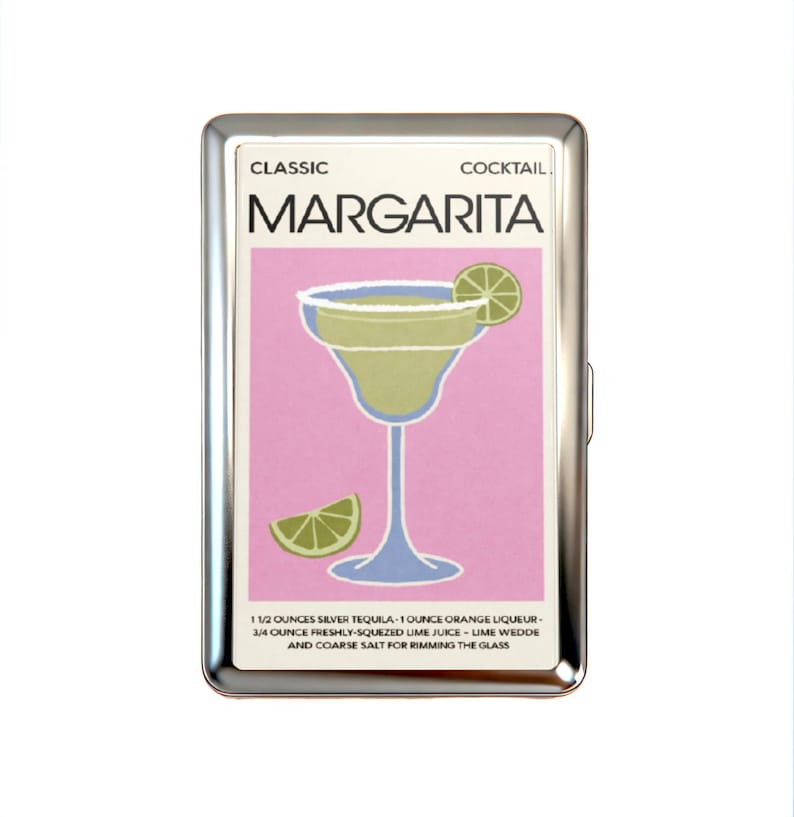 K&ouml;nnte beinhalten: Ein rechteckiges Etui aus silbernem Metall mit einer Grafik eines Margarita-Cocktails auf rosa Hintergrund. Der Text lautet CLASSIC COCKTAIL MARGARITA und listet Zutaten wie 1 1/2 Unzen Silber-Tequila, 1 Unze Orangenlik&ouml;r und Limette auf.