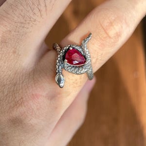 Bague serpent en argent sterling : rubis taille poire, bijoux serpent gothiques