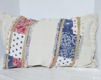 Funda de almohada estilo patchwork americano / Cojín rústico rojo, blanco y azul con ribete de flecos