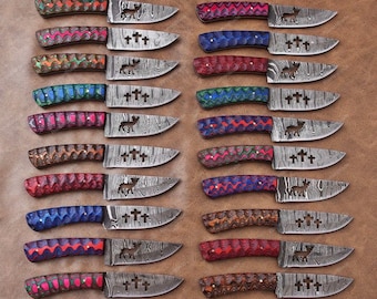 Cuchillos de caza y desollar de acero de Damasco – Juego de 20 cuchillos de hoja fija hechos a mano, lote a granel con funda, regalo personalizado, herramienta para acampar al aire libre