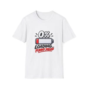 Puede incluir: Una camiseta blanca de manga corta con un gráfico de un icono de batería al 0% de carga. Sobre la batería aparece el texto 0% y debajo el texto LOADING... FUNNY MOOD en letras negras y rojas con un estilo de dibujos animados y contornos gruesos.
