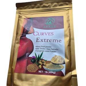 Könnte beinhalten: Ein goldfarbener Folienbeutel mit einem Etikett mit der Aufschrift "CURVES Extreme" und der Marke "LEAFE". Das Etikett listet Zutaten wie Maca-Wurzelpulver, Mariendistel und Bockshornkleesamenpulver auf. Das Nettogewicht beträgt 454g.