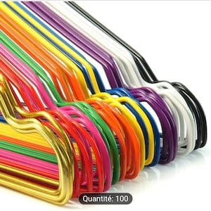 Peut inclure: Un ensemble de cintres métalliques colorés dans diverses teintes, dont or, rose, rouge, orange, vert, jaune, bleu, violet, blanc et noir. L'image montre un gros plan des cintres, avec le texte "Quantité: 100" en bas.