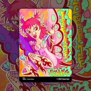 Puede incluir: Una vibrante tarjeta coleccionable que presenta un hada de pelo rosa con alas de mariposa, sosteniendo una espada. La tarjeta tiene la palabra "FLYING" y el texto "042 KDKZ - Faerie Token © 2025 Juan Saiz". El fondo es una mezcla de colores.